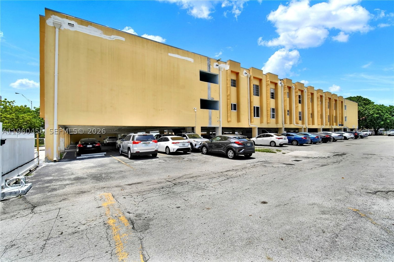 Real estate property located at 1555 44th Pl #305, Miami-dade, St Andrews Court Condo, Hialeah, FL