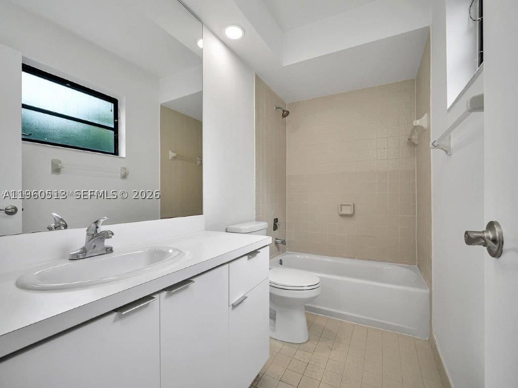Real estate property located at 6417 135th Ave, Miami-dade, Arborgate Kendall Lk E Co, Miami, FL