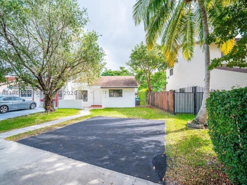Real estate property located at 6417 135th Ave, Miami-dade, Arborgate Kendall Lk E Co, Miami, FL