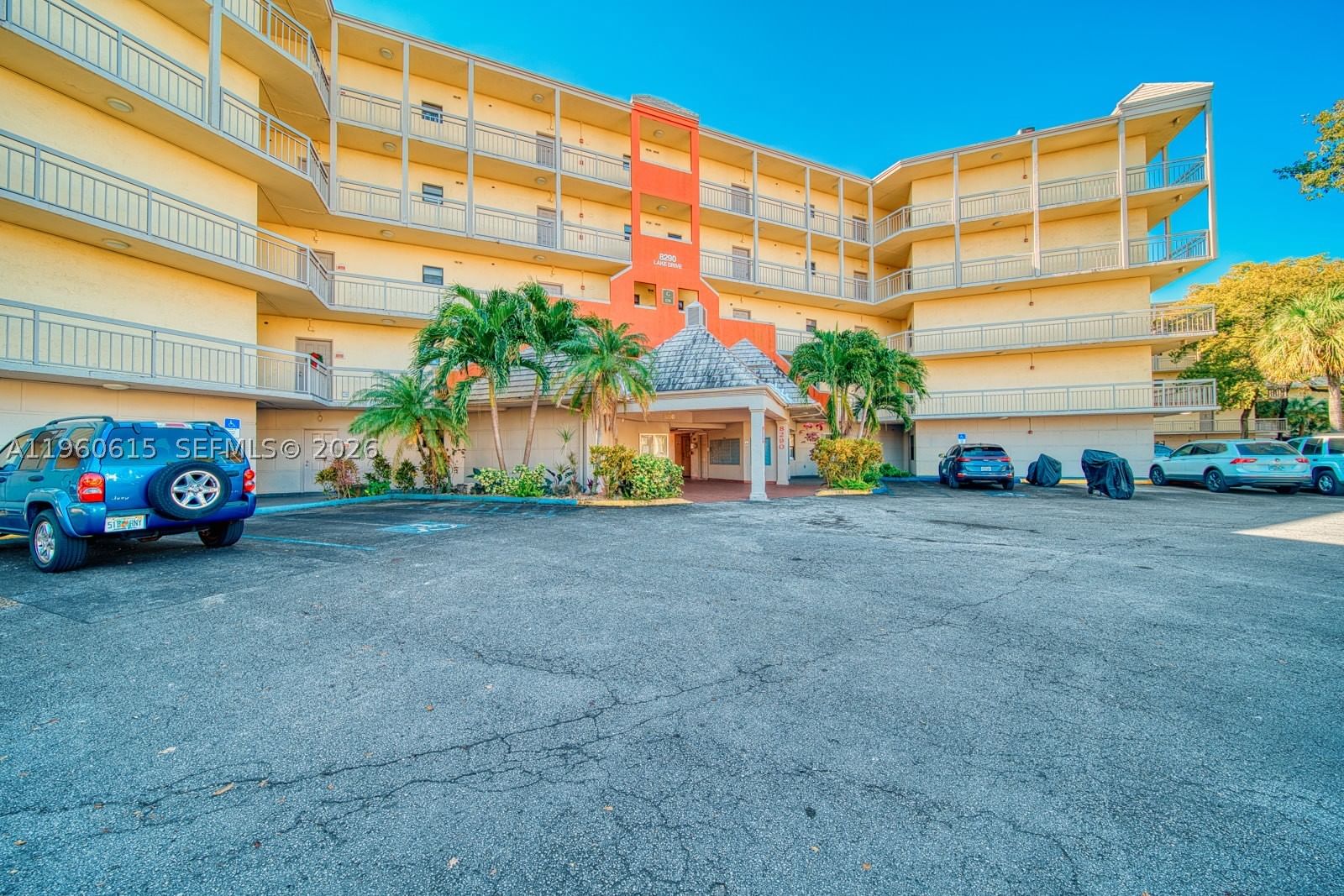 Real estate property located at 8290 Lake Dr #236, Miami-dade, Las Vistas At Doral Condo, Doral, FL