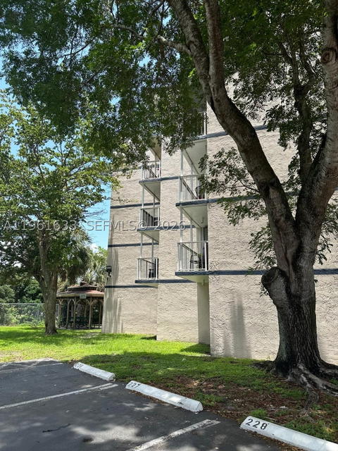 Real estate property located at 7075 186th St C104, Miami-dade, Las Brisas@ Country Club, Hialeah, FL