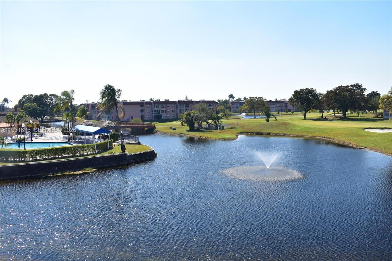 Real estate property located at 9201 Sunrise Lakes Blvd #308, Broward, Sunrise Lakes 108 Condo, Sunrise, FL