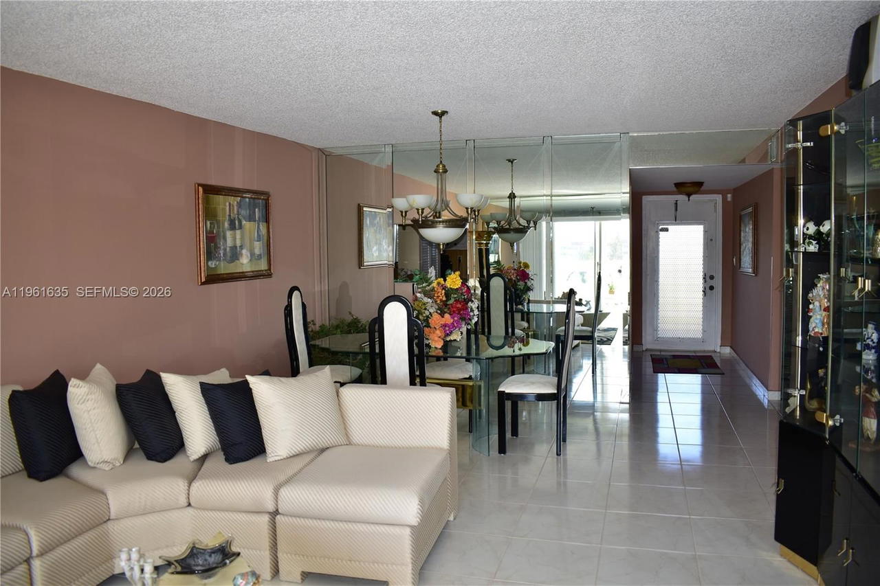 Real estate property located at 9201 Sunrise Lakes Blvd #308, Broward, Sunrise Lakes 108 Condo, Sunrise, FL