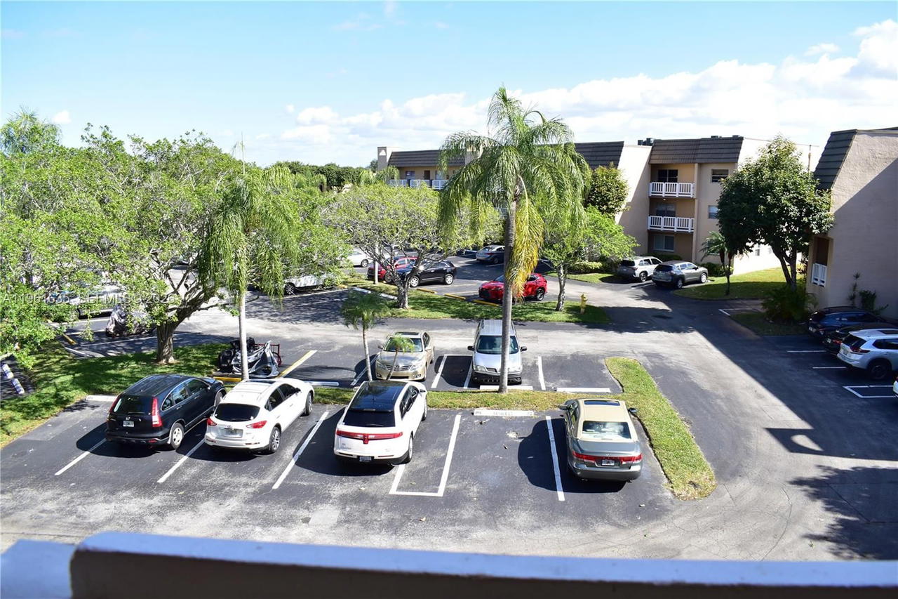 Real estate property located at 9201 Sunrise Lakes Blvd #308, Broward, Sunrise Lakes 108 Condo, Sunrise, FL