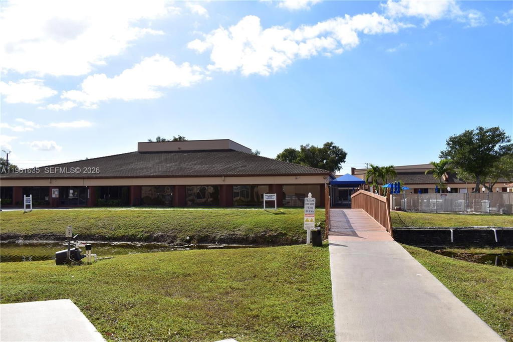 Real estate property located at 9201 Sunrise Lakes Blvd #308, Broward, Sunrise Lakes 108 Condo, Sunrise, FL