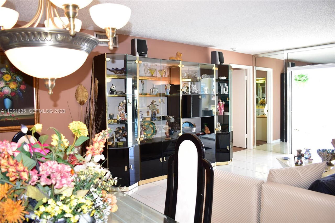 Real estate property located at 9201 Sunrise Lakes Blvd #308, Broward, Sunrise Lakes 108 Condo, Sunrise, FL