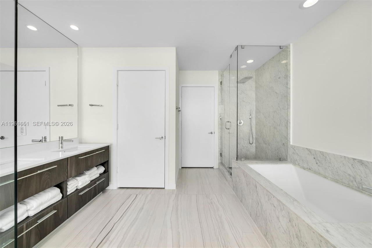 Real estate property located at 480 31st St #3401, Miami-dade, Gran Paraiso Condo, Miami, FL