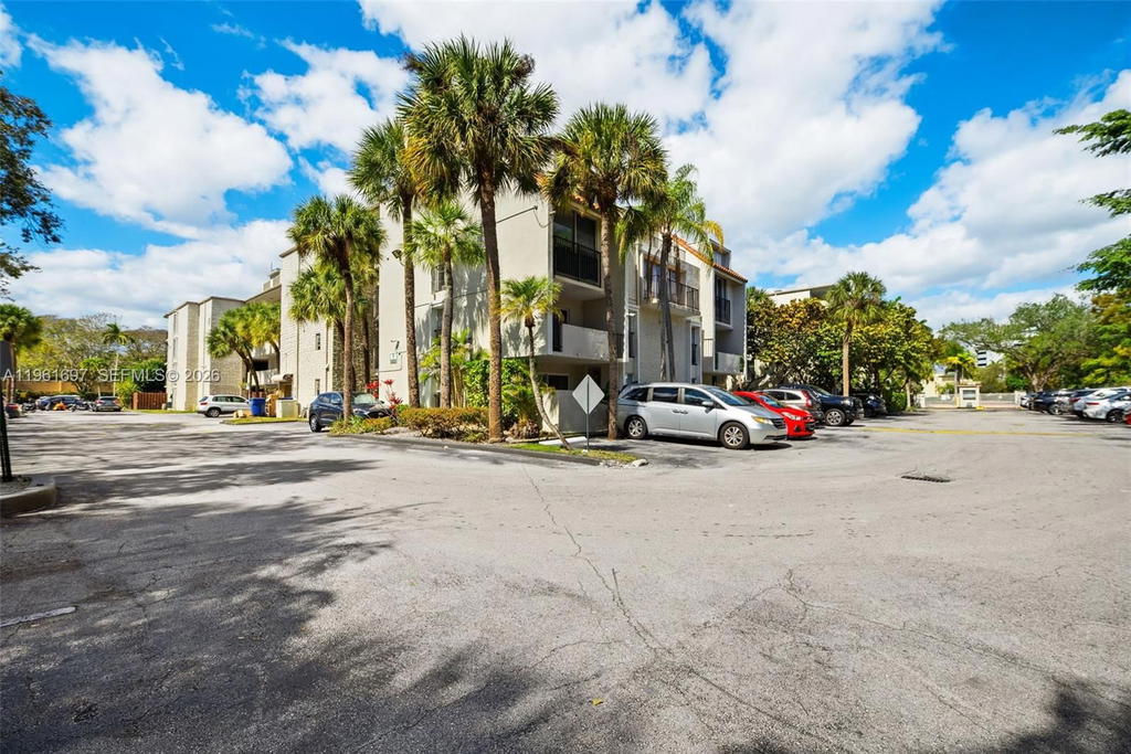 Real estate property located at 6886 Kendall Dr D102, Miami-dade, Dadeland Grove Condo, Pinecrest, FL