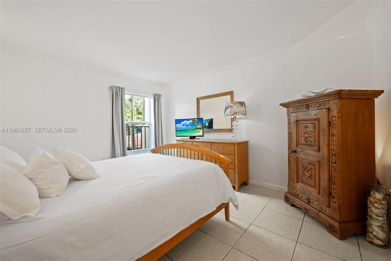 Real estate property located at 6886 Kendall Dr D102, Miami-dade, Dadeland Grove Condo, Pinecrest, FL