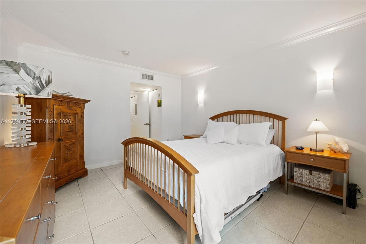 Real estate property located at 6886 Kendall Dr D102, Miami-dade, Dadeland Grove Condo, Pinecrest, FL