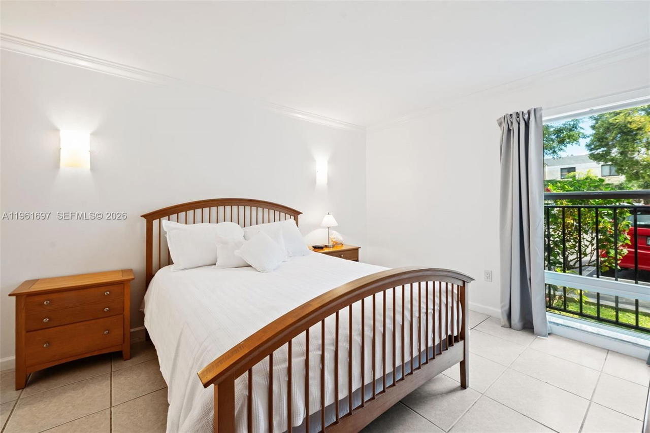 Real estate property located at 6886 Kendall Dr D102, Miami-dade, Dadeland Grove Condo, Pinecrest, FL