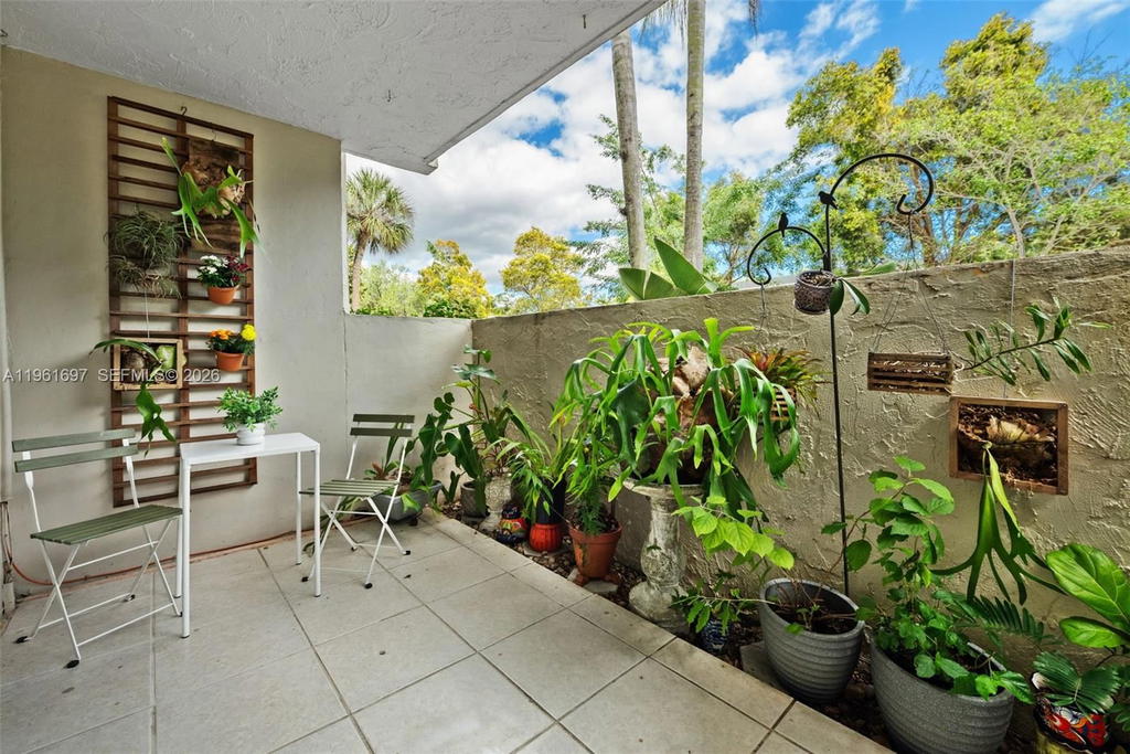 Real estate property located at 6886 Kendall Dr D102, Miami-dade, Dadeland Grove Condo, Pinecrest, FL