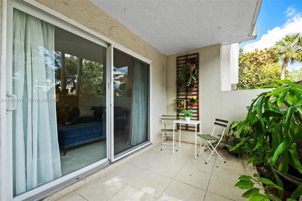 Real estate property located at 6886 Kendall Dr D102, Miami-dade, Dadeland Grove Condo, Pinecrest, FL
