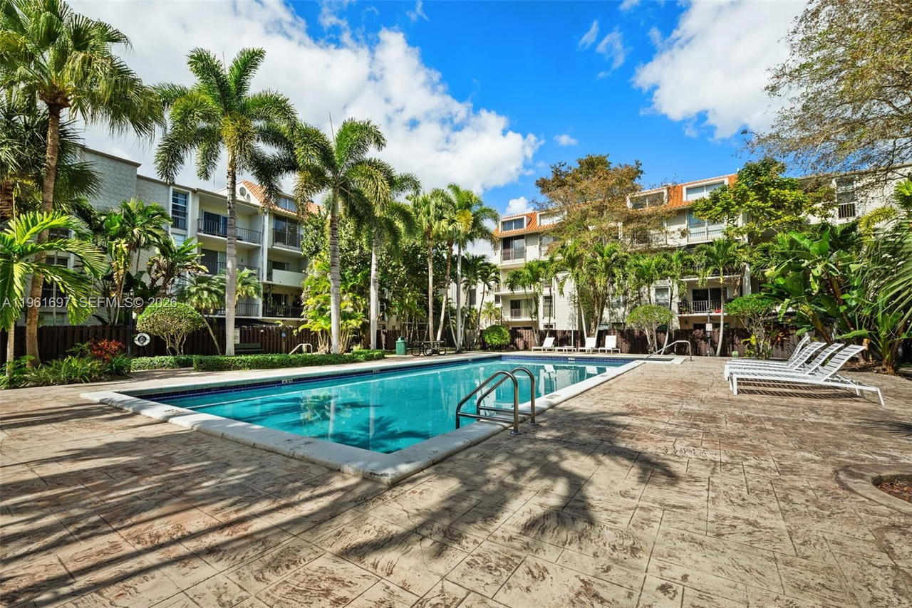 Real estate property located at 6886 Kendall Dr D102, Miami-dade, Dadeland Grove Condo, Pinecrest, FL