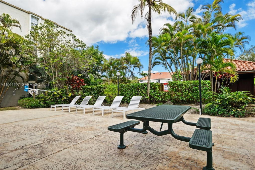 Real estate property located at 6886 Kendall Dr D102, Miami-dade, Dadeland Grove Condo, Pinecrest, FL