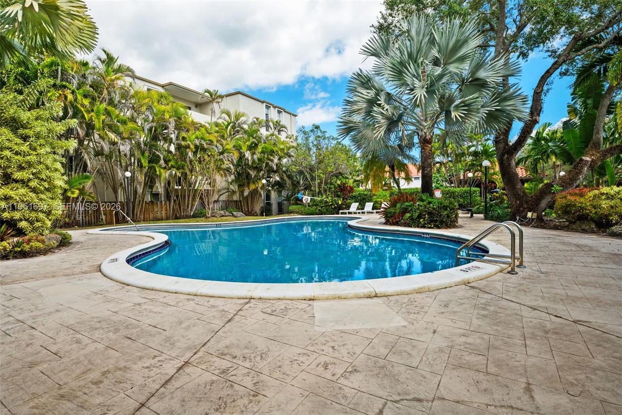 Real estate property located at 6886 Kendall Dr D102, Miami-dade, Dadeland Grove Condo, Pinecrest, FL