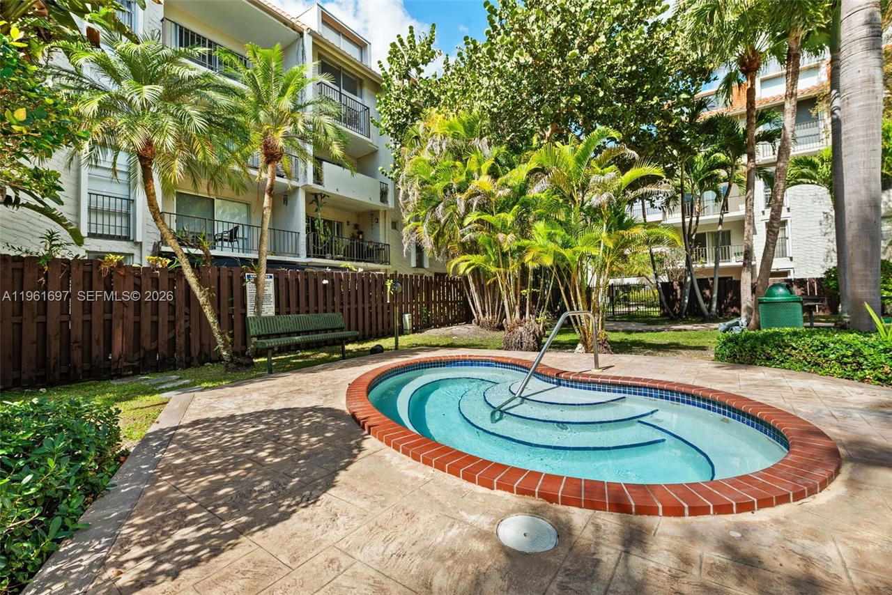 Real estate property located at 6886 Kendall Dr D102, Miami-dade, Dadeland Grove Condo, Pinecrest, FL