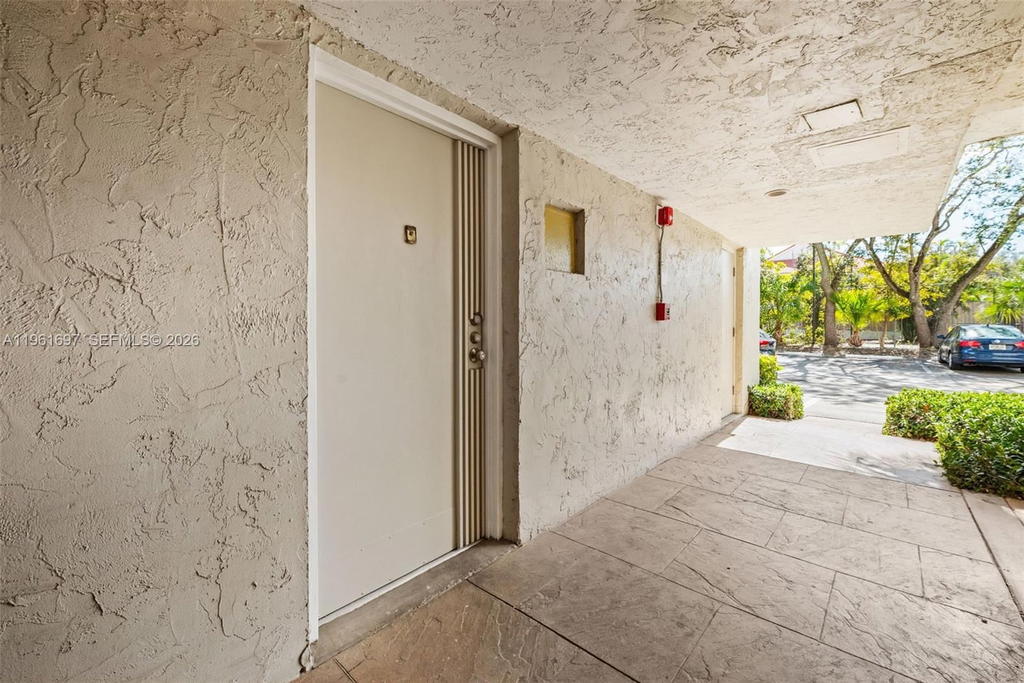 Real estate property located at 6886 Kendall Dr D102, Miami-dade, Dadeland Grove Condo, Pinecrest, FL