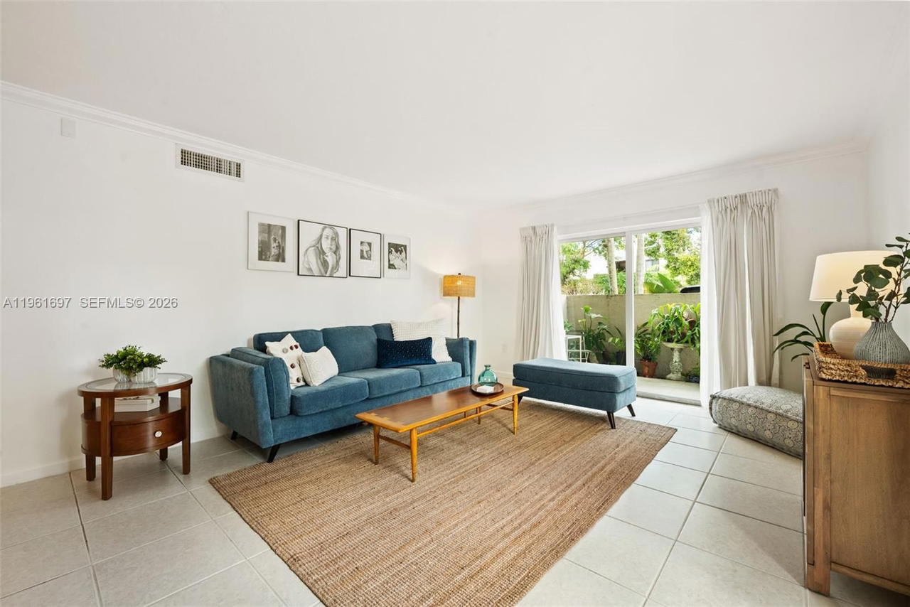 Real estate property located at 6886 Kendall Dr D102, Miami-dade, Dadeland Grove Condo, Pinecrest, FL