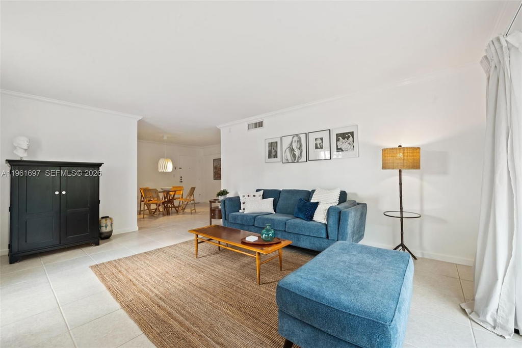Real estate property located at 6886 Kendall Dr D102, Miami-dade, Dadeland Grove Condo, Pinecrest, FL