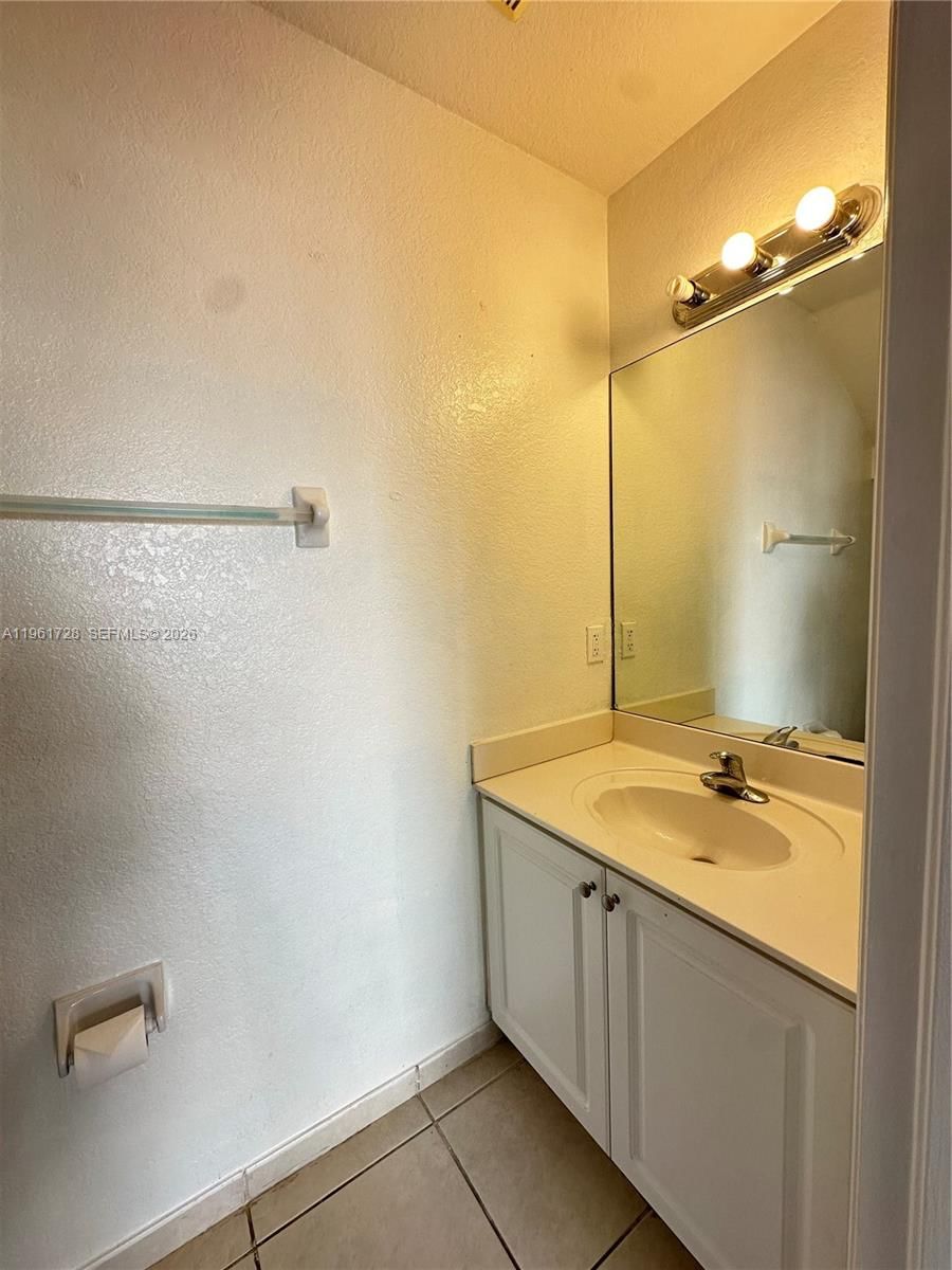 Real estate property located at 8925 222nd Ter, Miami-dade, Lakes By The Bay Jay, Cutler Bay, FL