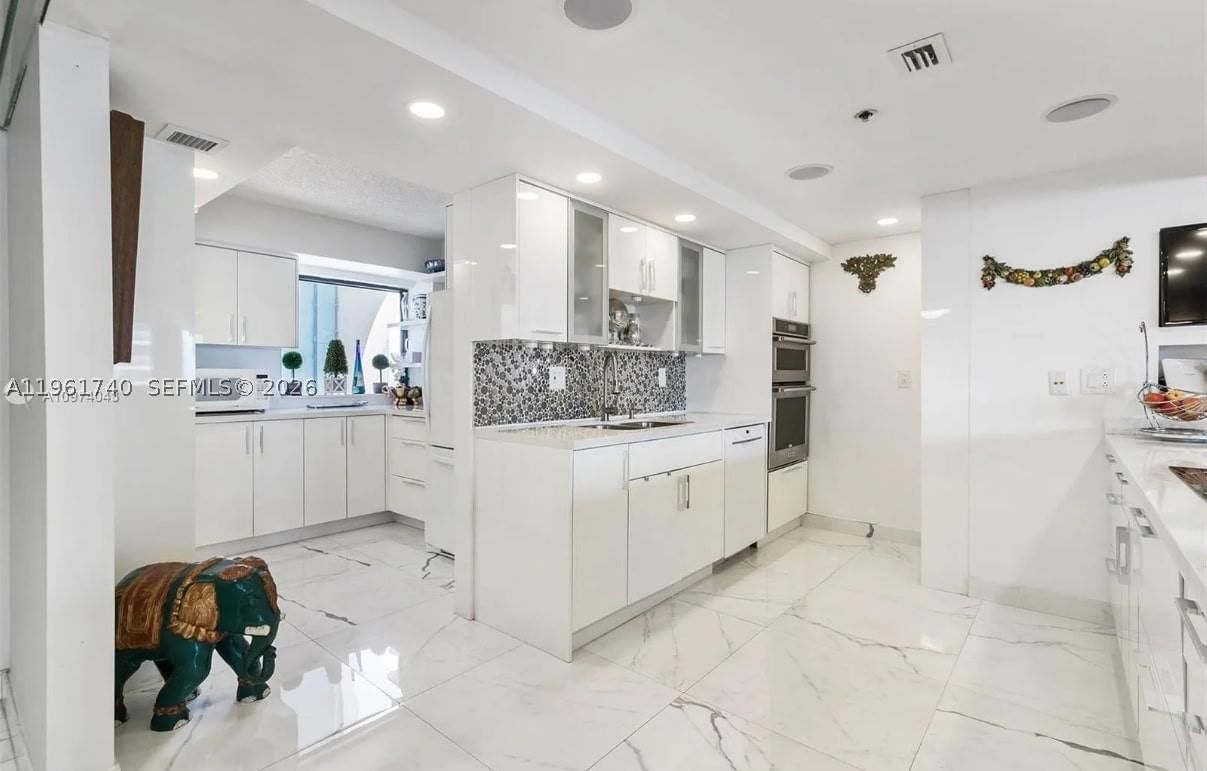 Real estate property located at 1717 Bayshore Dr. A-3451, Miami-dade, Venetia Condo, Miami, FL