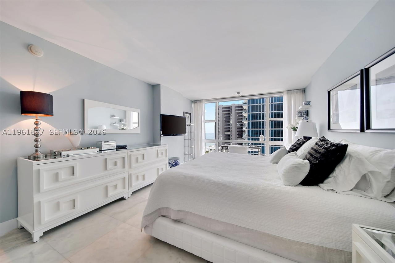 Real estate property located at 6801 Collins Ave #1110 (Door 1106), Miami-dade, Central Carillon Beach Co, Miami Beach, FL