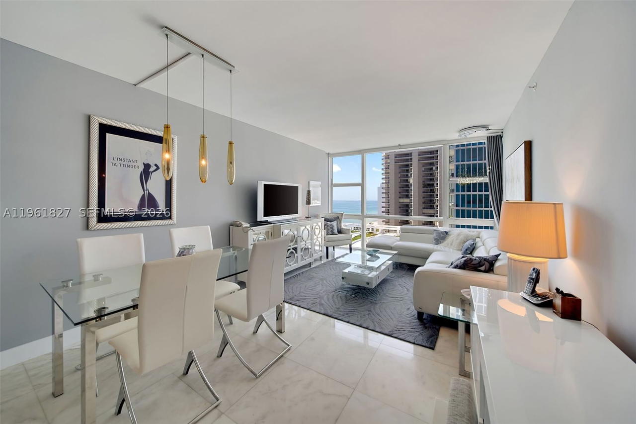 Real estate property located at 6801 Collins Ave #1110 (Door 1106), Miami-dade, Central Carillon Beach Co, Miami Beach, FL
