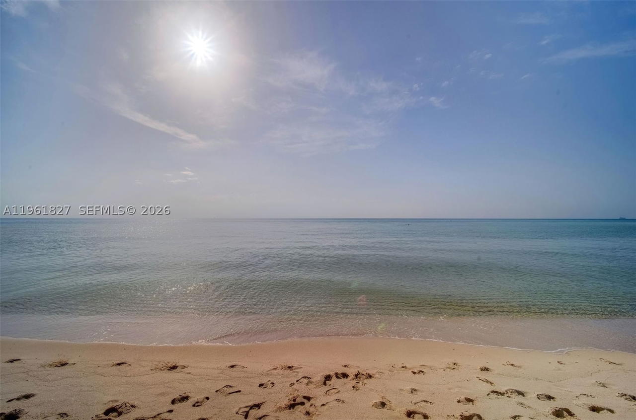 Real estate property located at 6801 Collins Ave #1110 (Door 1106), Miami-dade, Central Carillon Beach Co, Miami Beach, FL