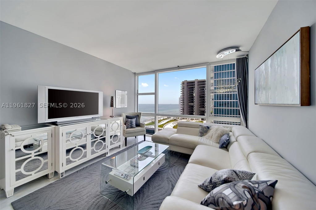 Real estate property located at 6801 Collins Ave #1110 (Door 1106), Miami-dade, Central Carillon Beach Co, Miami Beach, FL