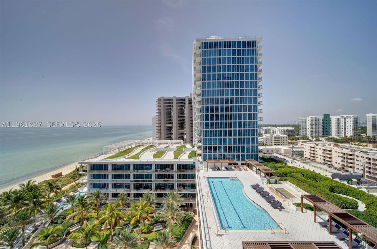 Real estate property located at 6801 Collins Ave #1110 (Door 1106), Miami-dade, Central Carillon Beach Co, Miami Beach, FL