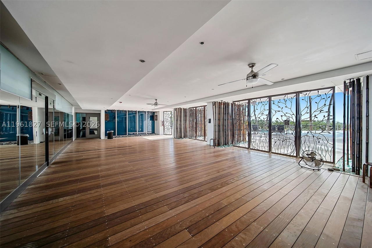 Real estate property located at 6801 Collins Ave #1110 (Door 1106), Miami-dade, Central Carillon Beach Co, Miami Beach, FL