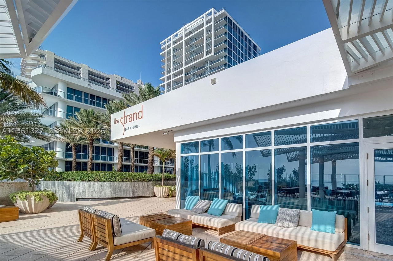 Real estate property located at 6801 Collins Ave #1110 (Door 1106), Miami-dade, Central Carillon Beach Co, Miami Beach, FL
