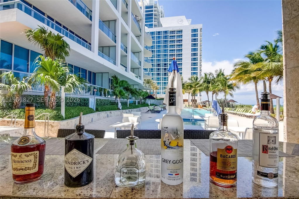 Real estate property located at 6801 Collins Ave #1110 (Door 1106), Miami-dade, Central Carillon Beach Co, Miami Beach, FL