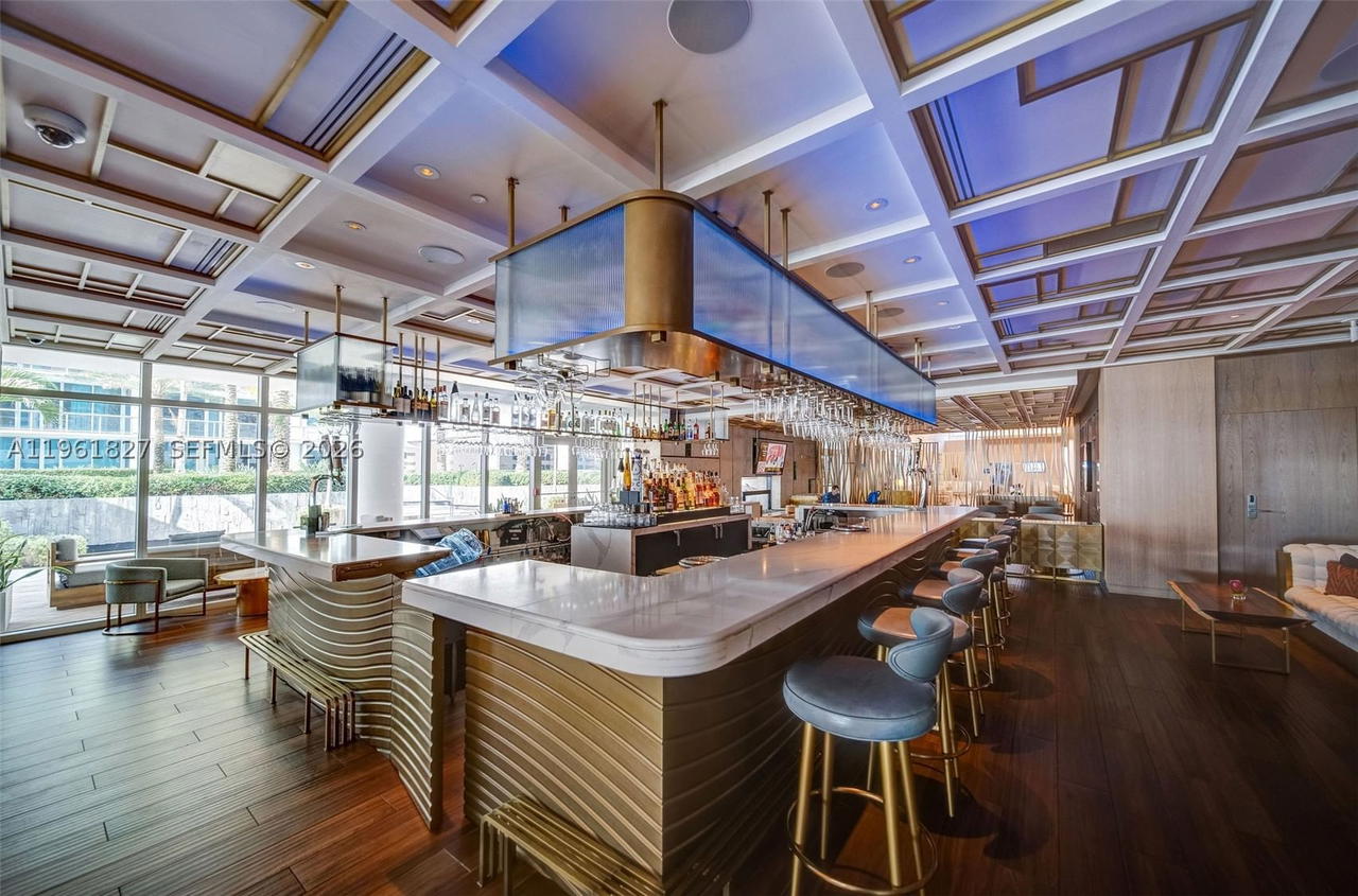 Real estate property located at 6801 Collins Ave #1110 (Door 1106), Miami-dade, Central Carillon Beach Co, Miami Beach, FL