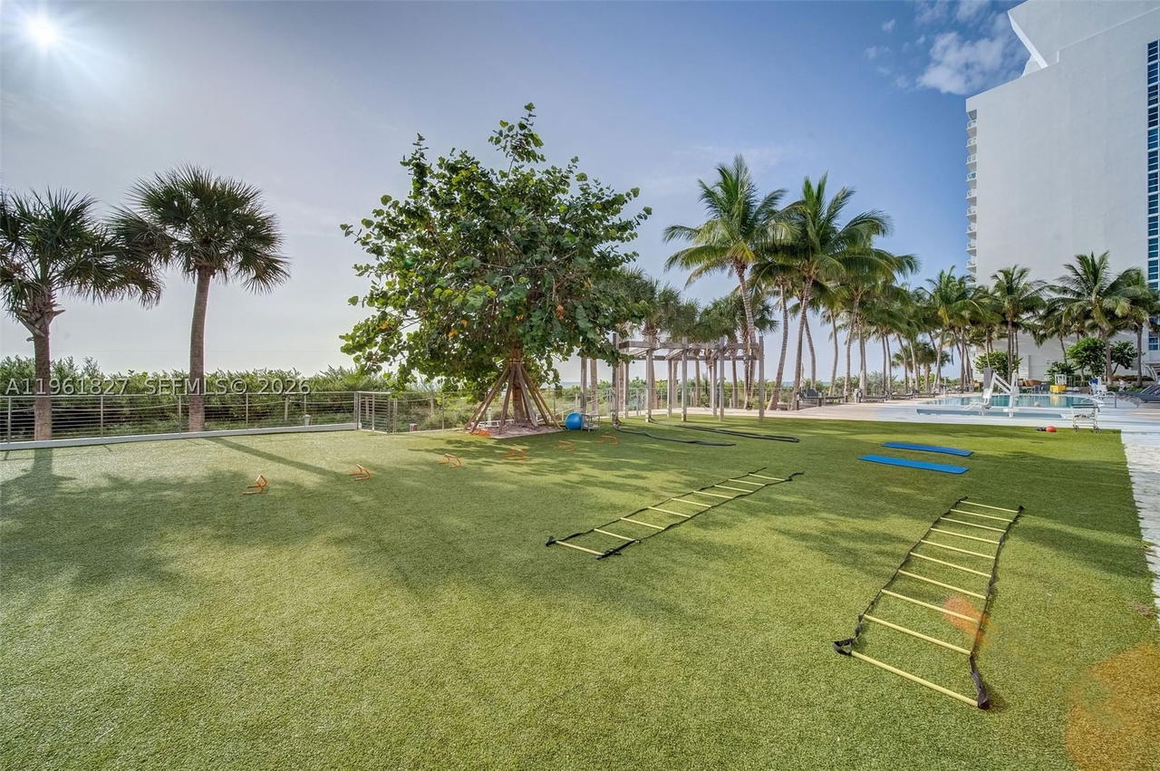Real estate property located at 6801 Collins Ave #1110 (Door 1106), Miami-dade, Central Carillon Beach Co, Miami Beach, FL