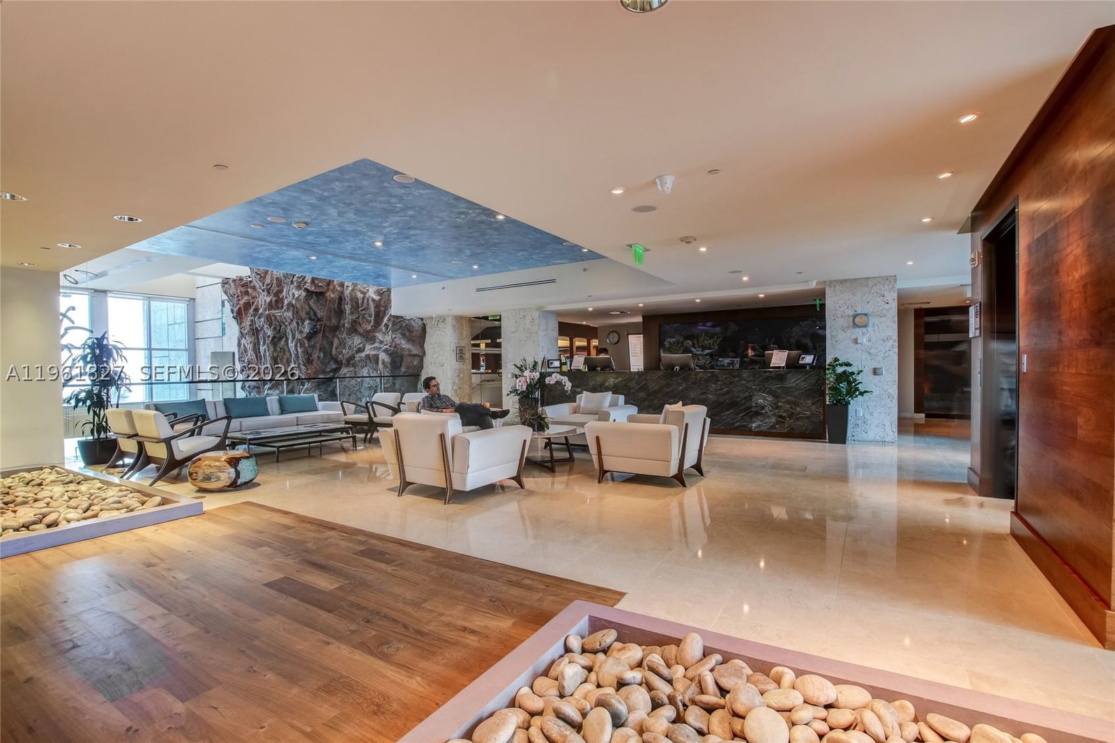 Real estate property located at 6801 Collins Ave #1110 (Door 1106), Miami-dade, Central Carillon Beach Co, Miami Beach, FL