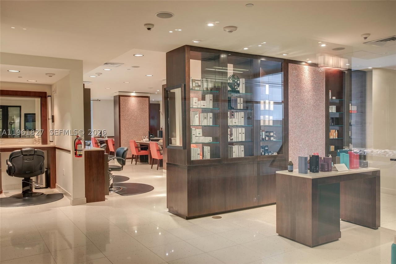Real estate property located at 6801 Collins Ave #1110 (Door 1106), Miami-dade, Central Carillon Beach Co, Miami Beach, FL