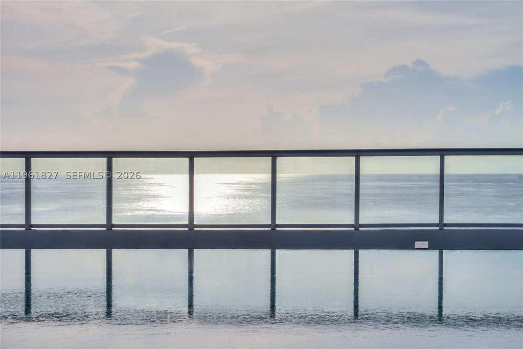Real estate property located at 6801 Collins Ave #1110 (Door 1106), Miami-dade, Central Carillon Beach Co, Miami Beach, FL