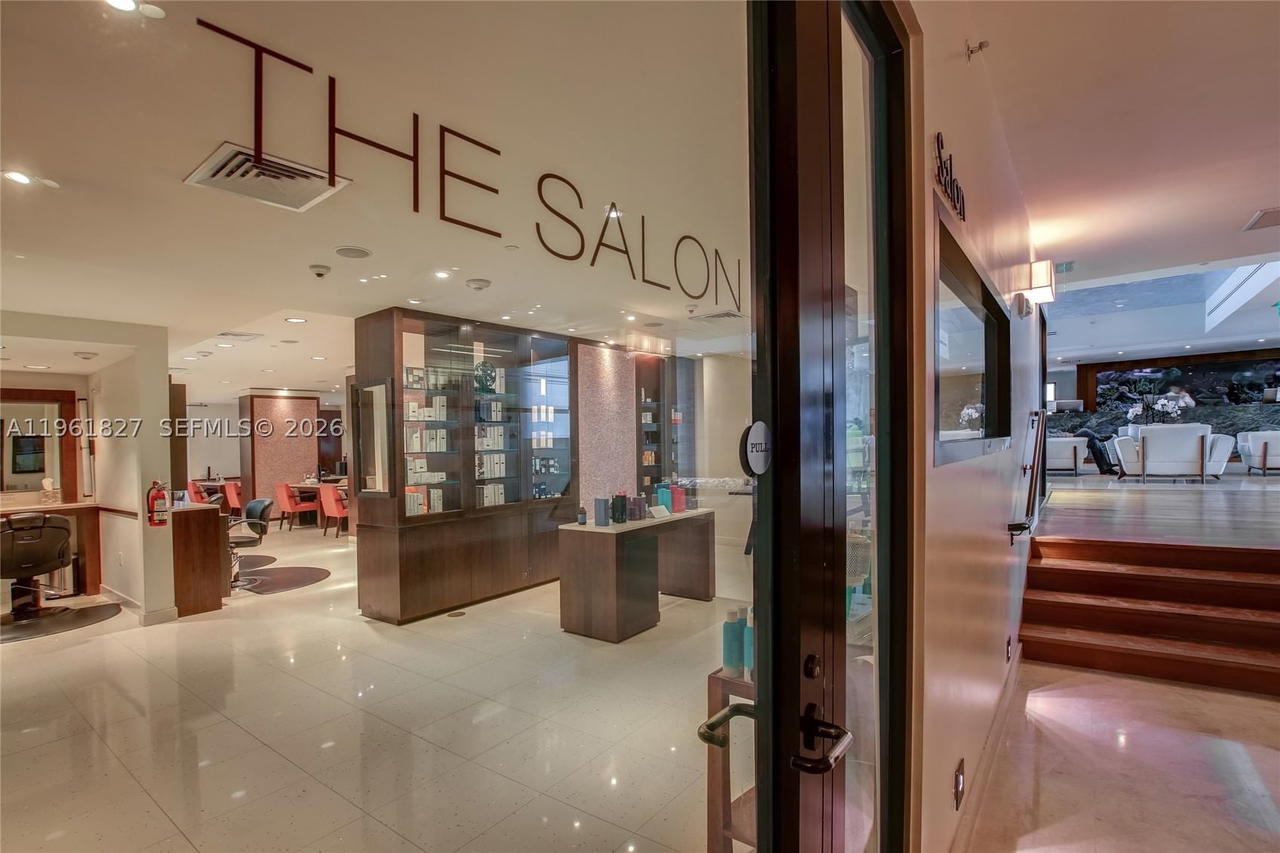 Real estate property located at 6801 Collins Ave #1110 (Door 1106), Miami-dade, Central Carillon Beach Co, Miami Beach, FL