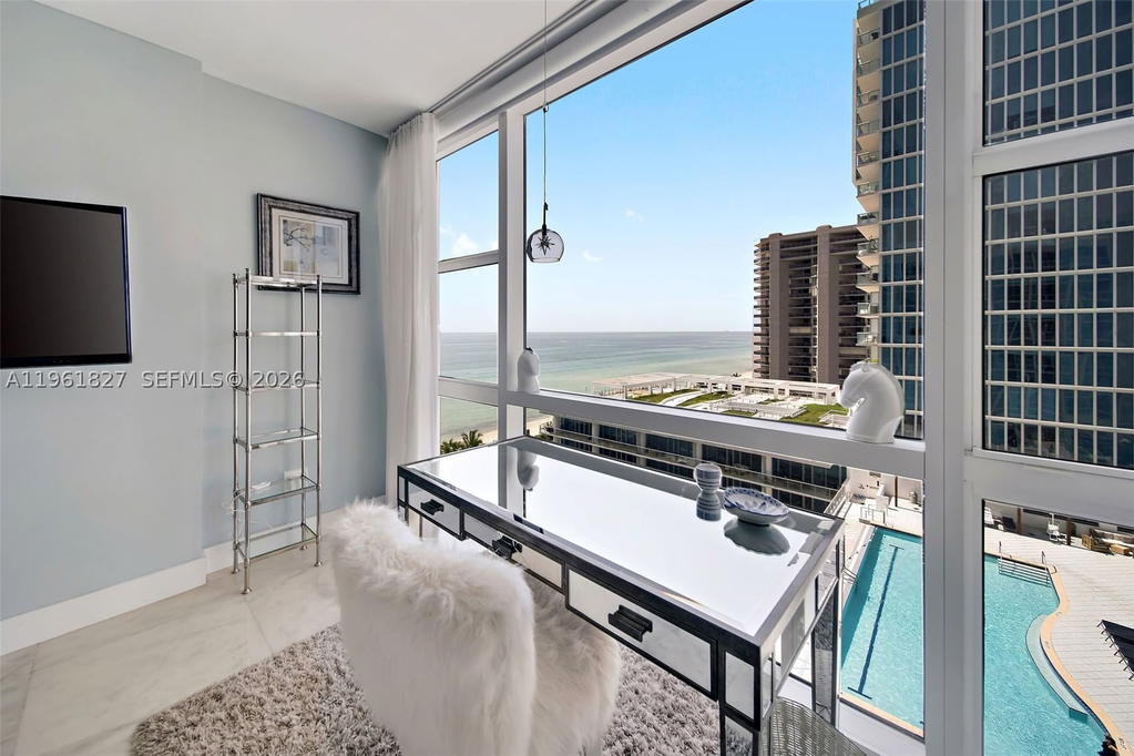 Real estate property located at 6801 Collins Ave #1110 (Door 1106), Miami-dade, Central Carillon Beach Co, Miami Beach, FL