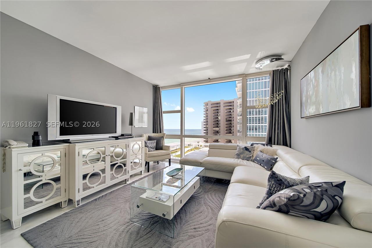 Real estate property located at 6801 Collins Ave #1110 (Door 1106), Miami-dade, Central Carillon Beach Co, Miami Beach, FL