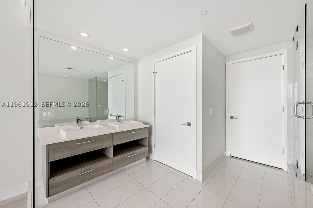 Real estate property located at 650 32nd St #2205, Miami-dade, Paraiso Bay Condo, Miami, FL