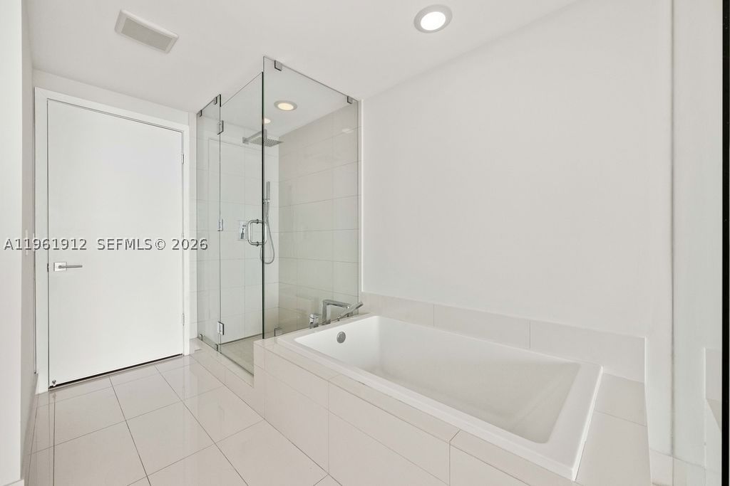 Real estate property located at 650 32nd St #2205, Miami-dade, Paraiso Bay Condo, Miami, FL