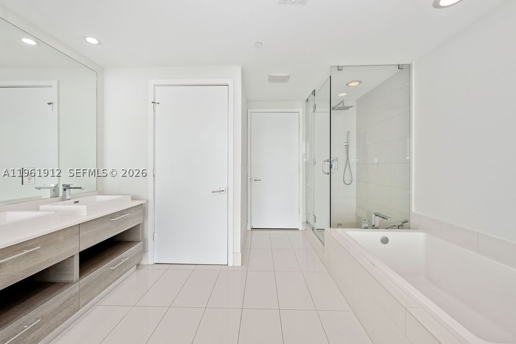 Real estate property located at 650 32nd St #2205, Miami-dade, Paraiso Bay Condo, Miami, FL