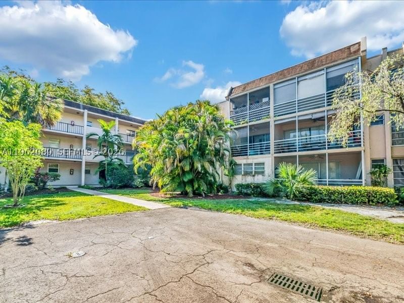 Real estate property located at 469 Pine Island Rd B305, Broward, Plantation Pines Phase 1, Plantation, FL