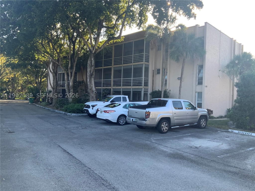 Real estate property located at 469 Pine Island Rd B305, Broward, Plantation Pines Phase 1, Plantation, FL