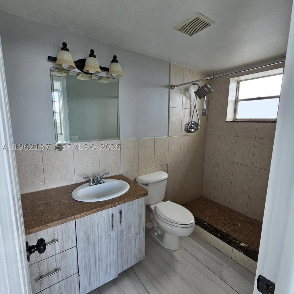 Real estate property located at 15600 7th Ave #703, Miami-dade, Parkway Towers Bldg 1 Con, Miami, FL