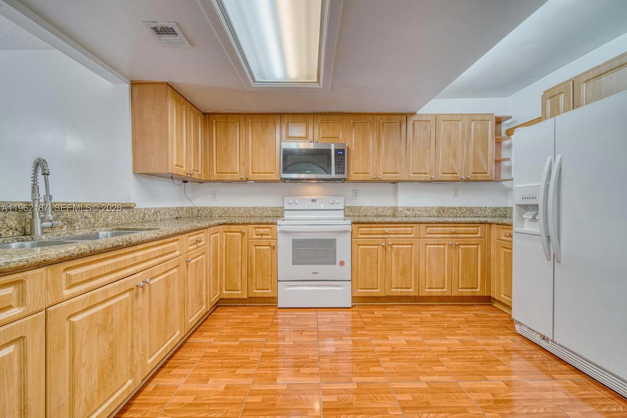 Real estate property located at 840 105th Ave #318, Miami-dade, El Camino Real North Cond, Miami, FL