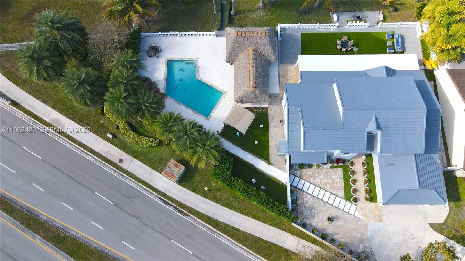 Real estate property located at 19230 87th Pl, Miami-dade, Lakes On The Green - Sec, Hialeah, FL